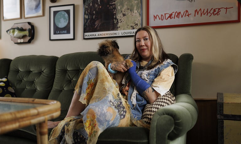 Sofie och hennes hund sitter i en soffa