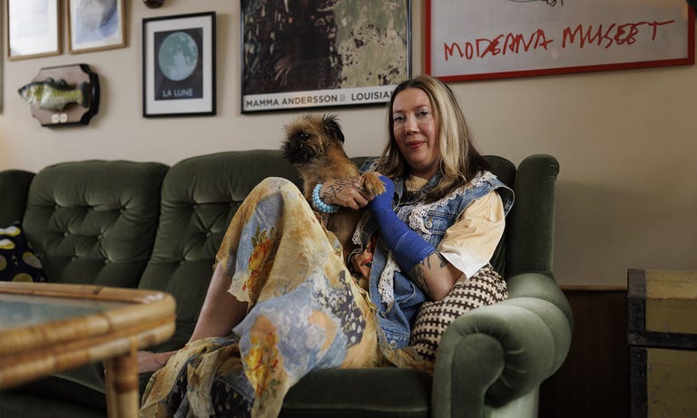 Sofie och hennes hund sitter i en soffa