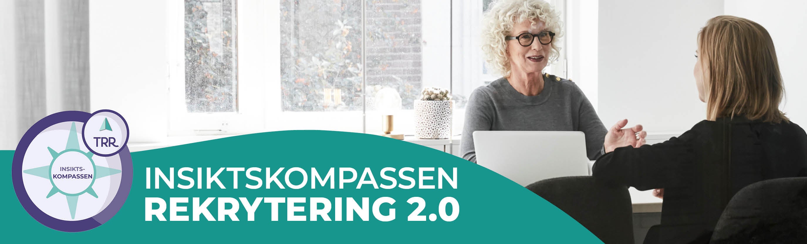 Foto på kvinna framför dator.