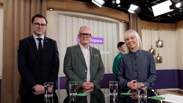 Robert Limmergård, Olle Ytterberg och Åsa Thambert står bredvid varandra i studion.
