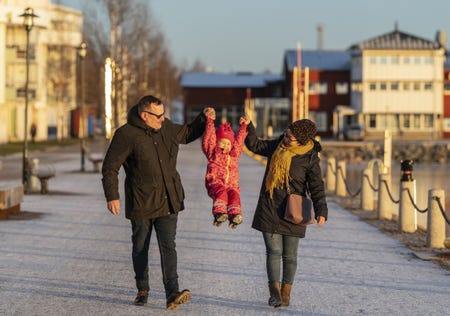 Foto på Marko Vikman med familj på promenad.
