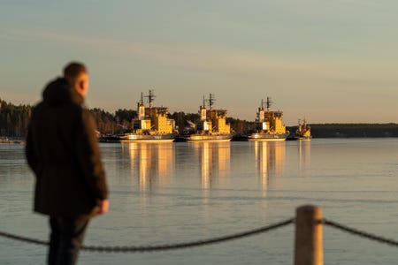 Foto på Marko VIkman som tittar ut i Luleås hamn över isbrytare.