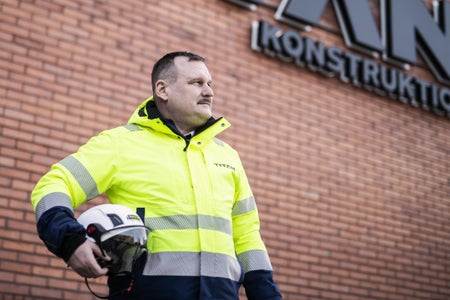 Foto på Marko Vikman med reflexjacka och hjälm.