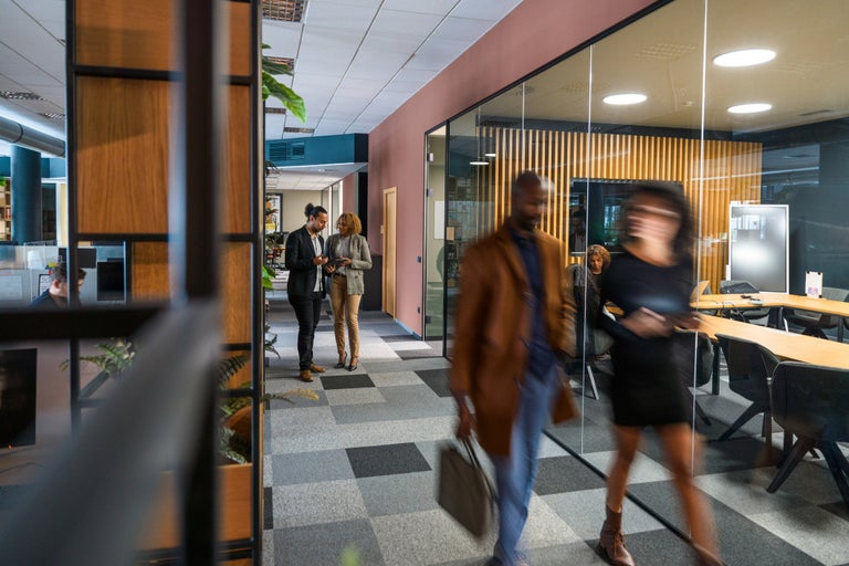 4 personer i kontorsmiljo