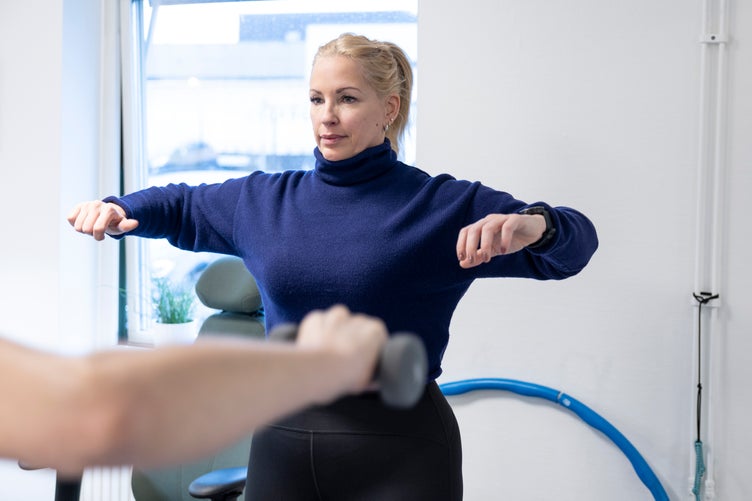 alexandra mårtensson gör övningar med person.jpg