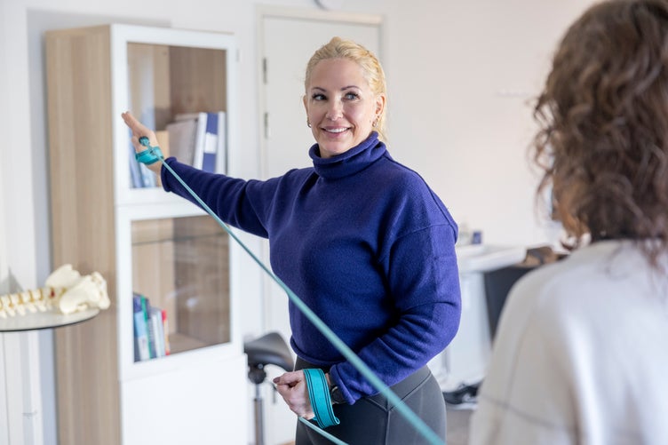 alexandra mårtensson gör övningar.jpg