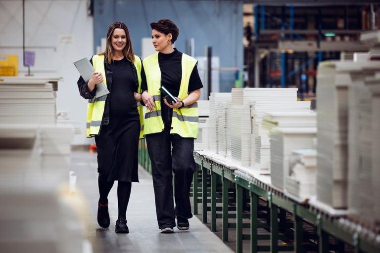 medarbetare fran vedum pratar i fabriken