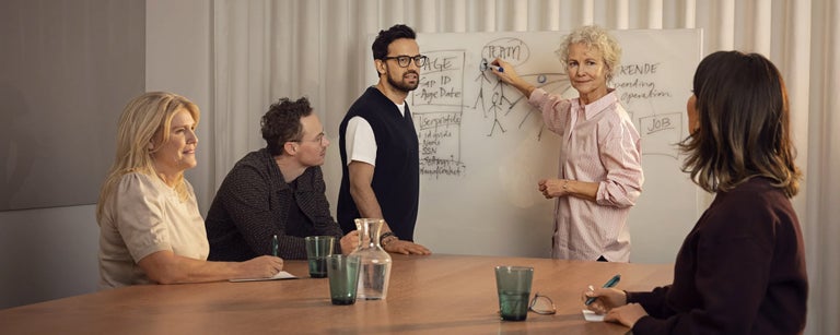 Kollegor i mot tittar pa whiteboard