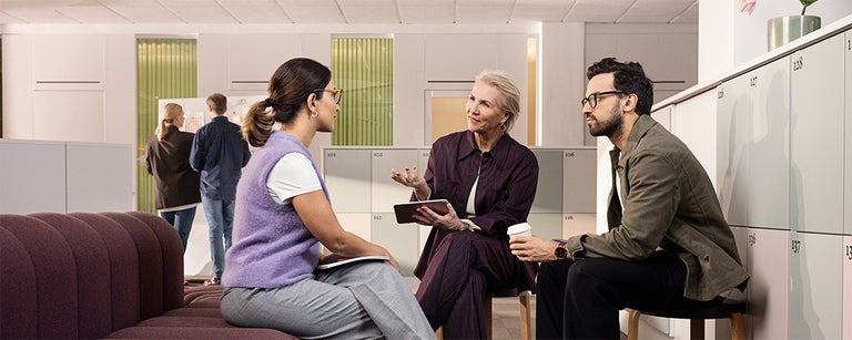 kollegor sitter och diskuterar i kontorslandskap