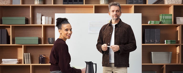 man och kvinna framfor whiteboard pa kontor