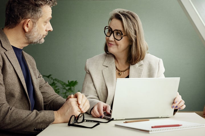 En man far radgivning av en radgivare pa trr