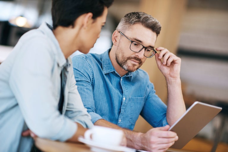 tva personer tittar pa ipad