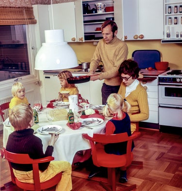 familj vid matbord pa 70 talet
