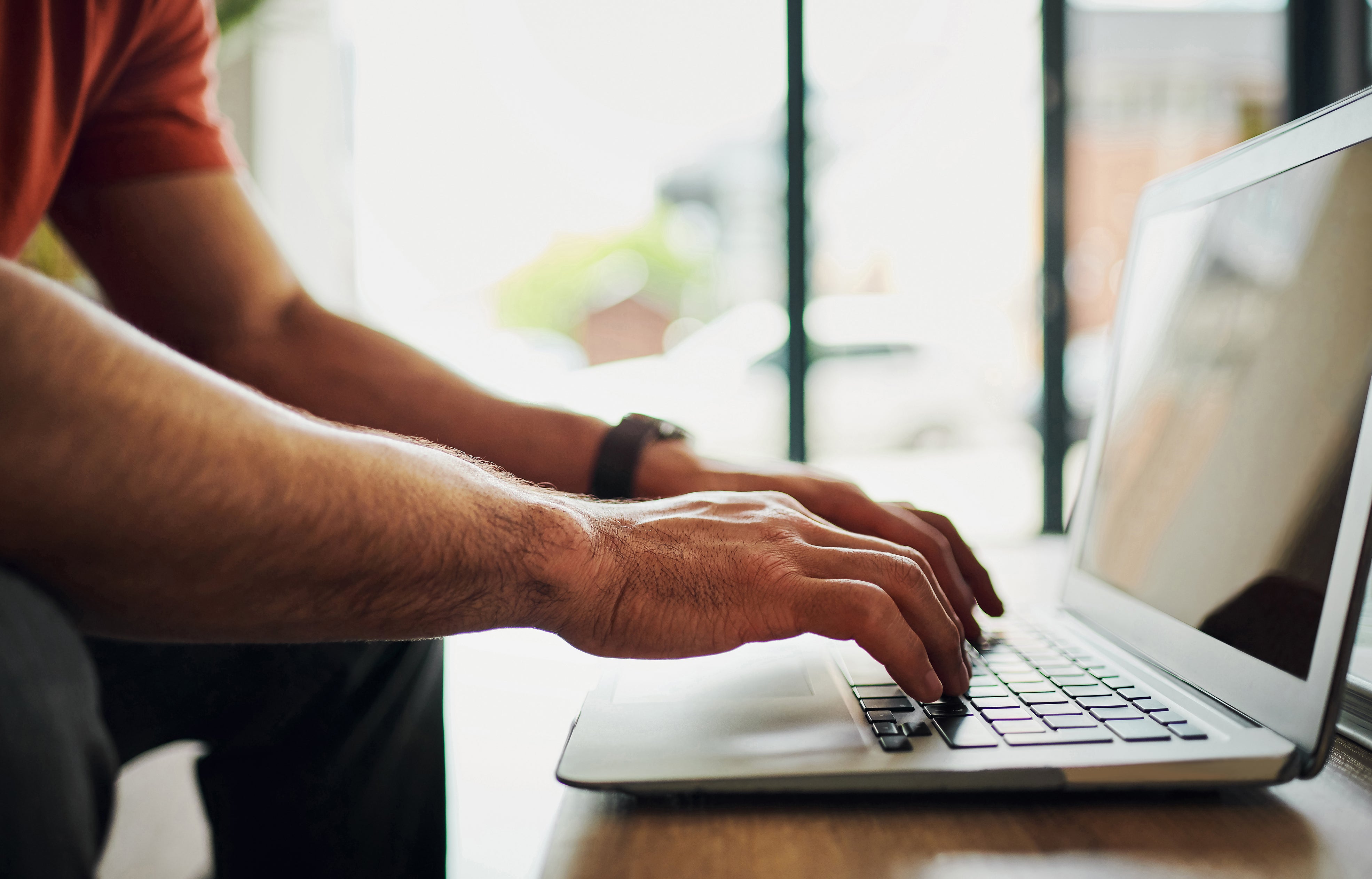 Foto på mansarmar skriver på dator.jpeg