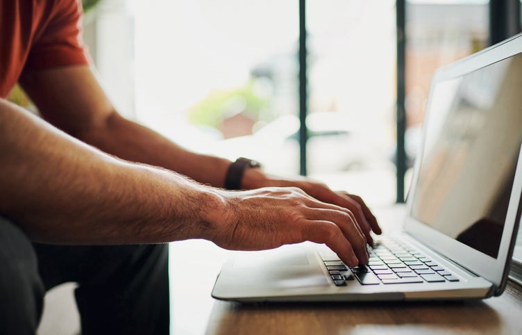 Foto på mansarmar skriver på dator.jpeg