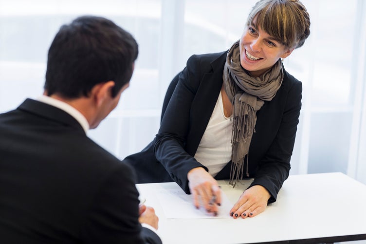 Foto på man och  leende kvinna vid skrivbord.jpeg