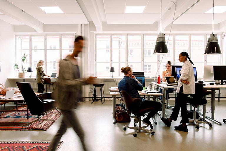 foto pa kollegor i kontorslandskap